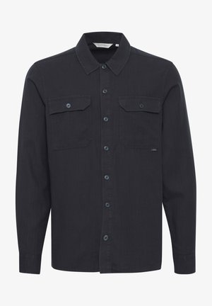 Melnā pogu krekla ar gludu audumu, ar norādītu apkakli, divām krūšu kabatām un pogājamām aprocēm. Vienkāršs dizains ar niansētu tekstūru.