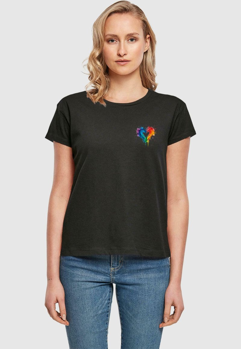 Tricou din bumbac negru, cu un design colorat în formă de inimă cu curcubeu pe partea stângă a pieptului. Mâneci scurte, guler rotund, croială relaxată.