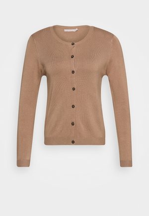 Hellbraunes Langarm-Cardigan mit rundem Ausschnitt und sieben dunklen Knöpfen vorne, vor weißem Hintergrund gezeigt.