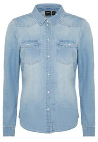 Chemise en denim bleu clair avec un col pointu, des manches longues et deux poches poitrine. Dotée d'un ourlet arrondi et de fermetures à boutons blancs.