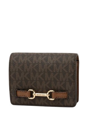 Brązowy portfel Michael Kors z powtarzającym się wzorem logo MK, złotym okuciem i dwoma przeszywanymi skórzanymi paskami na przedniej klapie.