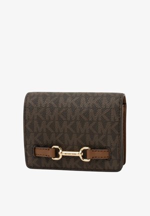 Brun Michael Kors pung med gentagende MK-logo mønster, guldfarvet hardware og to syede læderremme på frontklappen.