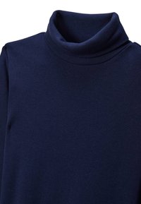 Pull à col roulé bleu marine en tissu côtelé. Il présente un col replié et une coupe ajustée, affichant une texture lisse et des coutures régulières.