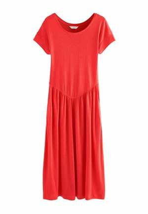 Punane lühikeste varrukatega midikleit ümmarguse kaelusega ja vöö juures kortsuriga seelise detailiga, valgel taustal.