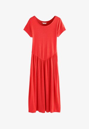 Czerwona sukienka midi z krótkim rękawem, okrągłym dekoltem i marszczonym detalem spódnicy w talii, prezentowana na białym tle.