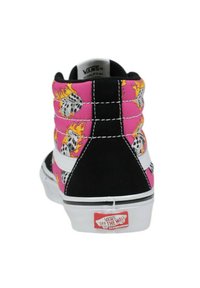 Le sneakers alte Vans presentano una tomaia in suede nero e tela rosa con motivi di fiamme e dadi, strisce bianche e una suola in gomma.