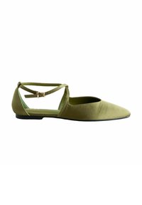 Zapato plano de satén verde con punta afilada, lados abiertos y una correa cruzada en el tobillo con detalle de hebilla metálica. Suela negra.