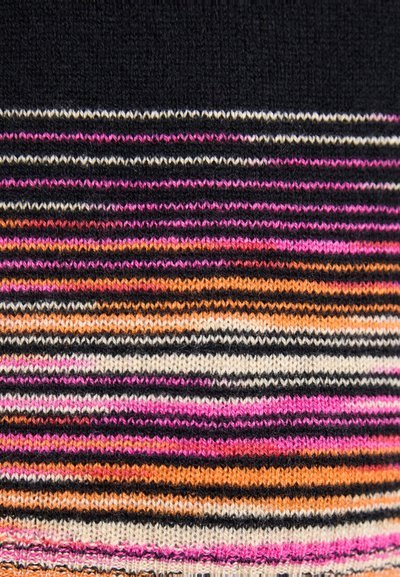 Tecido de malha com riscas horizontais em rosa, roxo, preto, laranja e creme. A textura é suave com um acabamento canelado.