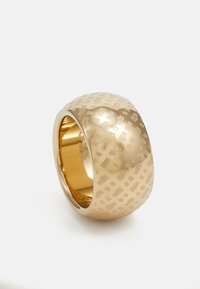Anello d'oro con una finitura liscia e lucidata, caratterizzato da un motivo inciso di linee incrociate e forme geometriche. Forma arrotondata, larghezza media.