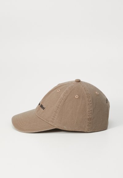 Brun bomulls-basebollkeps med en böjd skärm, sex-panel design och broderad text på framsidan och sidan. Har ventilationshål.