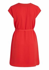 Robe rouge à manches courtes, longueur genou, avec un col rond et une fine ceinture à la taille, vue de dos sur fond blanc.
