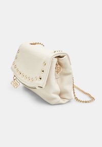 Borsa a tracolla in pelle bianca con pattina ripiegata, borchie dorate e tracolla a catena. Presenta una chiusura a zip e una superficie texturizzata.