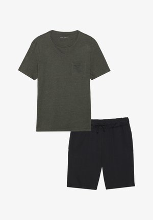 Tricou scurt de culoare verde măsliniu, cu mânecă scurtă și buzunar pe piept, combinat cu pantaloni scurți negri cu șnur, confecționați dintr-un material moale, având o croială lejeră.