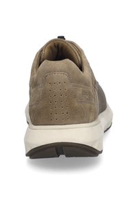 Bruine suède sneakers met een mesh paneel, geperforeerde accenten en een witte rubberen zool met een gestructureerd patroon voor grip.