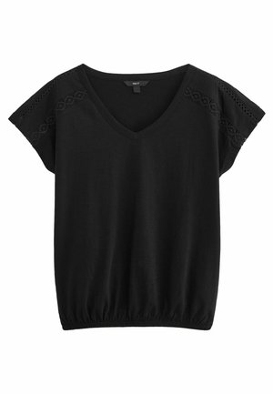 Czarny top z krótkim rękawem, dekoltem w serek, elastycznym dołem i koronkowymi zdobieniami na ramionach i rękawach.