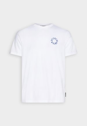 Hvid T-shirt med korte ærmer og rund hals, med lille blåt rundt "Scotch & Soda"-logo på venstre bryst.