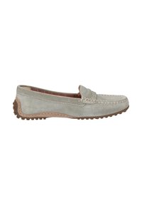 Hellegraue Wildleder-Loafer mit brauner Gummisohle, dekorativen Nähten und einem geflochtenen Akzent im Vorderfußbereich. Glatte Textur und rutschfester Slip-On-Stil.