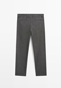 Pantaloni grigi sartoriali con un sottile motivo testurizzato, taglio dritto, passanti per cintura e due tasche posteriori, mostrati dal retro.