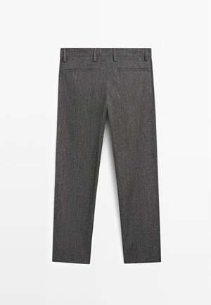 Grijze op maat gemaakte broek met een subtiel textuurpatroon, rechte pijpen, riemlussen en twee achterzakken, van achteren weergegeven.