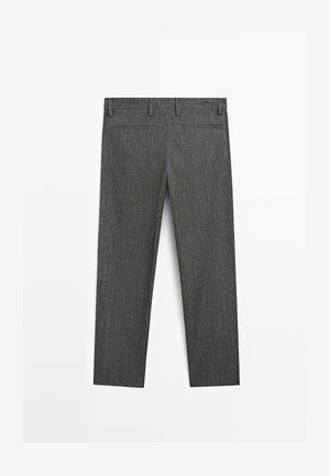 Grau maßgeschneiderte Hose mit einem subtilen Strukturmuster, gerader Beinschnitt, Gürtelschlaufen und zwei Gesäßtaschen, von hinten präsentiert.