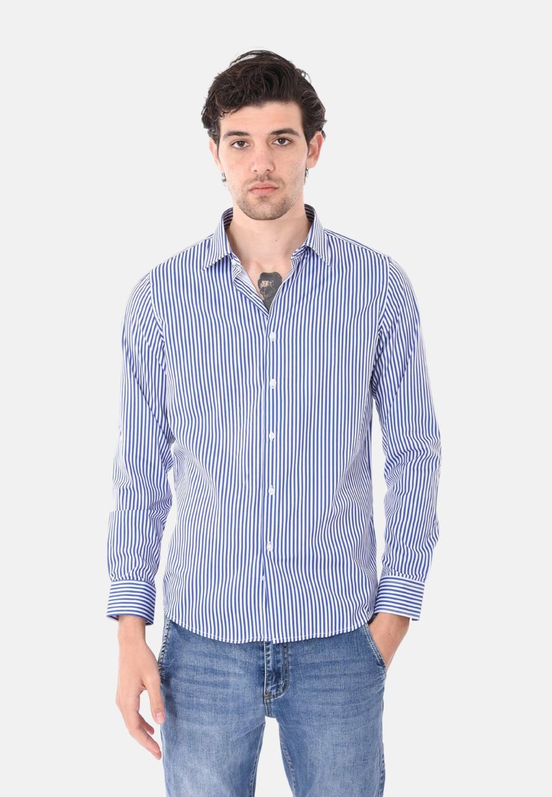 Camicia a maniche lunghe blu e bianca con righe verticali, in cotone, design aderente e colletto standard. Stile casual.