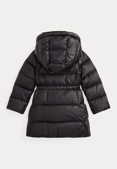 Casaco puffer preto com um design acolchoado, capuz e cintura ajustada. Apresenta mangas longas e uma textura brilhante e suave.