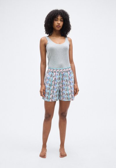 Γκρι αμάνικη μπλούζα συνδυασμένη με σορτς με γεωμετρικά σχέδια σε παστέλ αποχρώσεις. Τα σορτς έχουν ελαστική μέση.