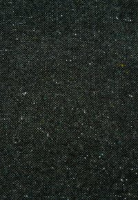 Texturiert, dunkelgrauer Stoff mit einem subtilen Farbklecks, der ein gewebtes Muster zeigt und leichte Variationen in Farbton und Textur aufweist.