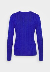 Kabelstickad tröja i klarblått, med långa ärmar, rund halsringning och ribbade fållar och muddar. Bakifrån syns det strukturerade stickmönstret.