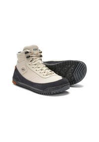 Botas de senderismo de caña alta en color beige con acentos negros, fabricadas en material de lona, con una suela de goma texturizada y detalles naranjas en el talón.