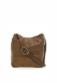 Borsa a spalla in pelle marrone con finitura testurizzata, caratterizzata da una tracolla ampia, accessori metallici rotondi e una chiusura con zip.