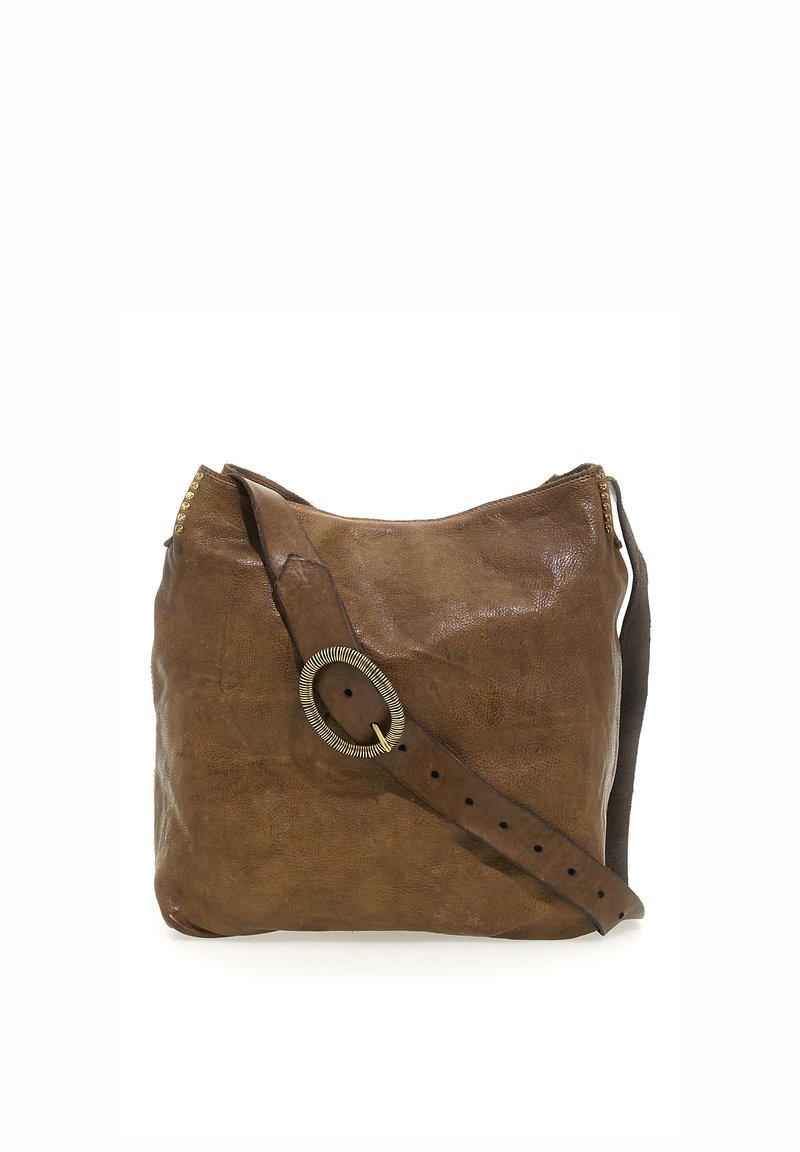 Borsa a spalla in pelle marrone con finitura testurizzata, caratterizzata da una tracolla ampia, accessori metallici rotondi e una chiusura con zip.