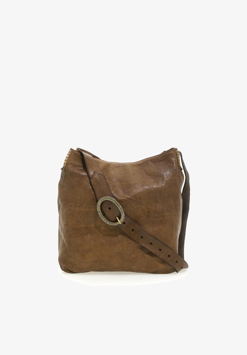Borsa a spalla in pelle marrone con finitura testurizzata, caratterizzata da una tracolla ampia, accessori metallici rotondi e una chiusura con zip.