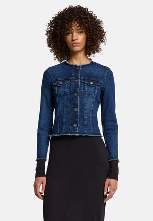 Dunkelblaue Jeansjacke mit taillierter Passform, fransigem Saum, Knopfverschluss und zwei Brusttaschen. Lange Ärmel mit fransigen Manschetten.