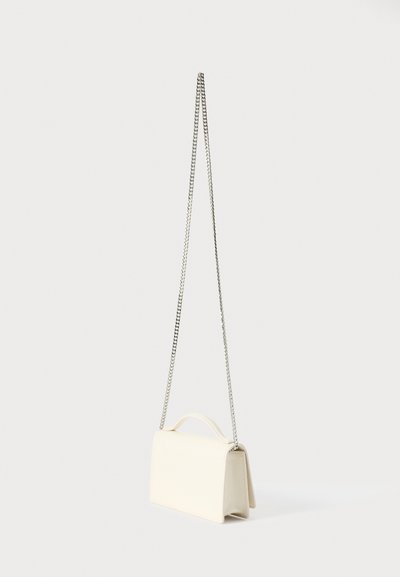 Hvid læderhåndtaske med struktureret form, kædekæde og lille topstrop. Glat tekstur med rene linjer og minimalistisk design.