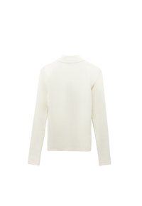 Suéter de cuello alto acanalado, de color crema y de manga larga, mostrado desde la parte de atrás sobre un fondo blanco.