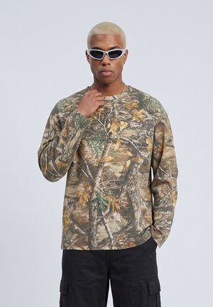 YOURTURN by Zalando, UNISEX ALL-OVER CAMO PRINT - Блуза с дълги ръкави - brown