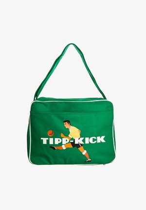 Grüne Sporttasche aus Stoff, mit einem Spieler-Graphic und dem Text "TIPP-KICK". Mit weißen Akzenten und einem oberen Schulterriemen.