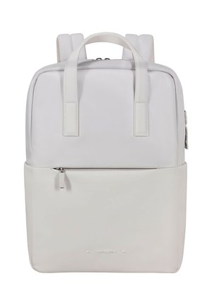 Weißer Rucksack mit verstellbaren Gurten, zwei oberen Tragegriffen, einem Reißverschlussverschluss und einer Fronttasche mit schlankem Design und dezentem Markenlogo.