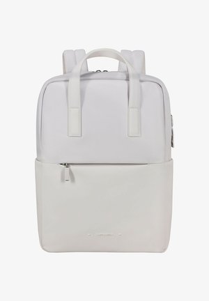 Weißer Rucksack mit verstellbaren Gurten, zwei oberen Tragegriffen, einem Reißverschlussverschluss und einer Fronttasche mit schlankem Design und dezentem Markenlogo.