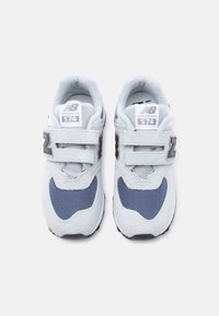 Ανοιχτό γκρι αθλητικά π απούτσια με λεπτομέρειες από ναυτικό μπλε δίχτυ και σουέτ, με λουράκια βέλκρο και έντονο λογότυπο "574" στη γλώσσα.