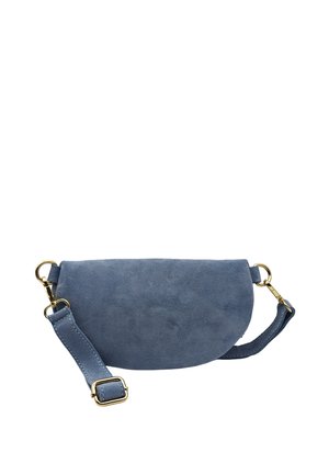 Sac bandoulière bleu en daim en forme de demi-lune avec une sangle réglable et des fermoirs en métal doré ainsi qu'une boucle, sur fond blanc.
