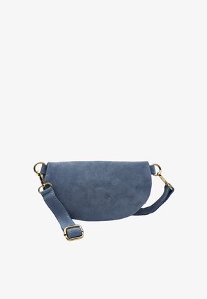 Sac bandoulière bleu en daim en forme de demi-lune avec une sangle réglable et des fermoirs en métal doré ainsi qu'une boucle, sur fond blanc.