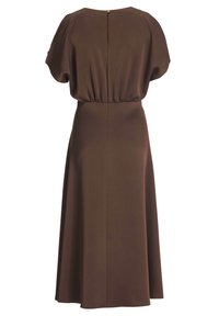 Robe midi marron à manches courtes, taille cintrée et fermeture à boutons au dos, présentée sur un fond uni.
