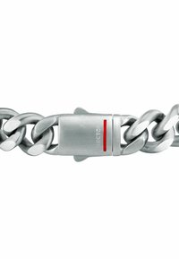 Bracciale in catena metallica argentata con chiusura a scatola e un accento rosso. I collegamenti sono rotondi e piatti, mostrando una finitura lucida e un design robusto.