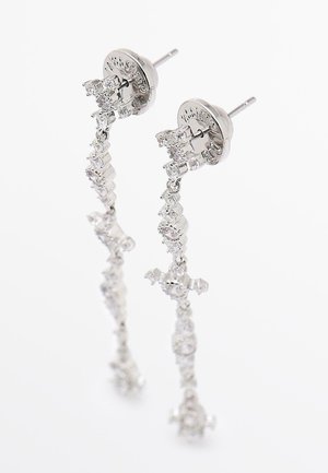 Stříbrné náušnice na zavěšení s průhlednými broušenými kameny uspořádanými do tvaru kříže, se zapínáním na puzetu a motýlkovým pojistkem na bílém pozadí.