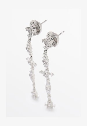 Zilverkleurige hangende oorbellen met heldere strass-steentjes in de vorm van een kruis, voorzien van stekers en vlindervormige sluitingen op een witte achtergrond.