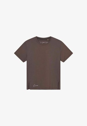 Camiseta lisa de manga corta de color marrón oscuro con cuello redondo y un pequeño logo blanco cerca del dobladillo inferior en la parte delantera.