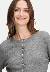 Grauer Cardigan aus weichem Material, mit Rundhalsausschnitt, Vorderknöpfen und einem leicht gerafften Blenden-Detail.