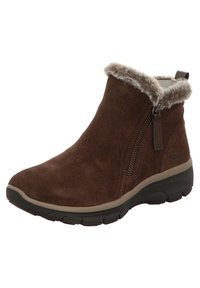 Bota de tobillo de ante marrón con cuello de piel sintética, cremallera lateral, suela de goma sólida y forma curva para mayor comodidad.